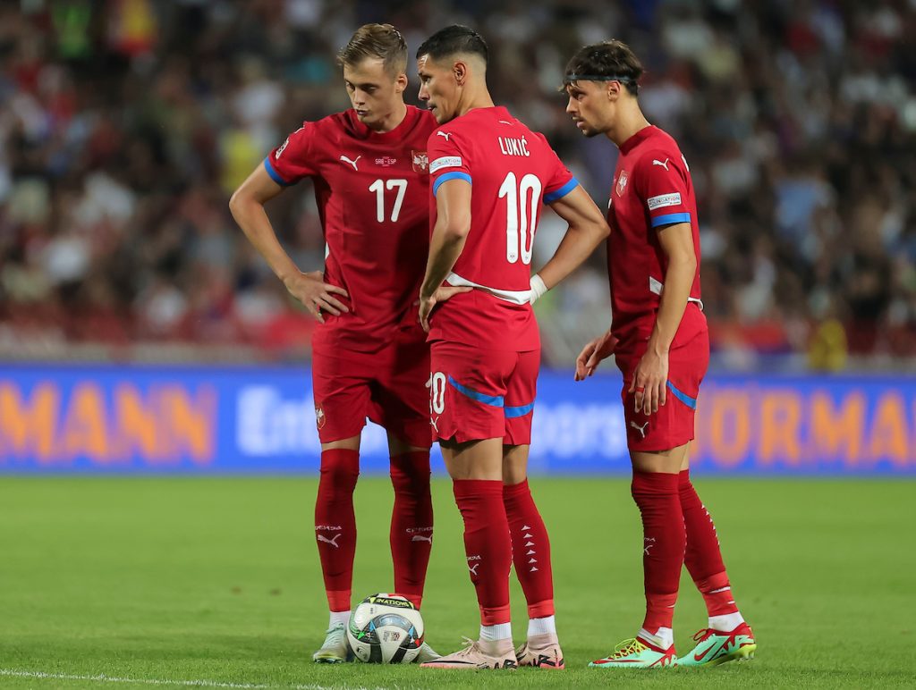 „Čekićarima“ preko potrebna pojačanja: Srpski vezista na listi želja Vest Hema