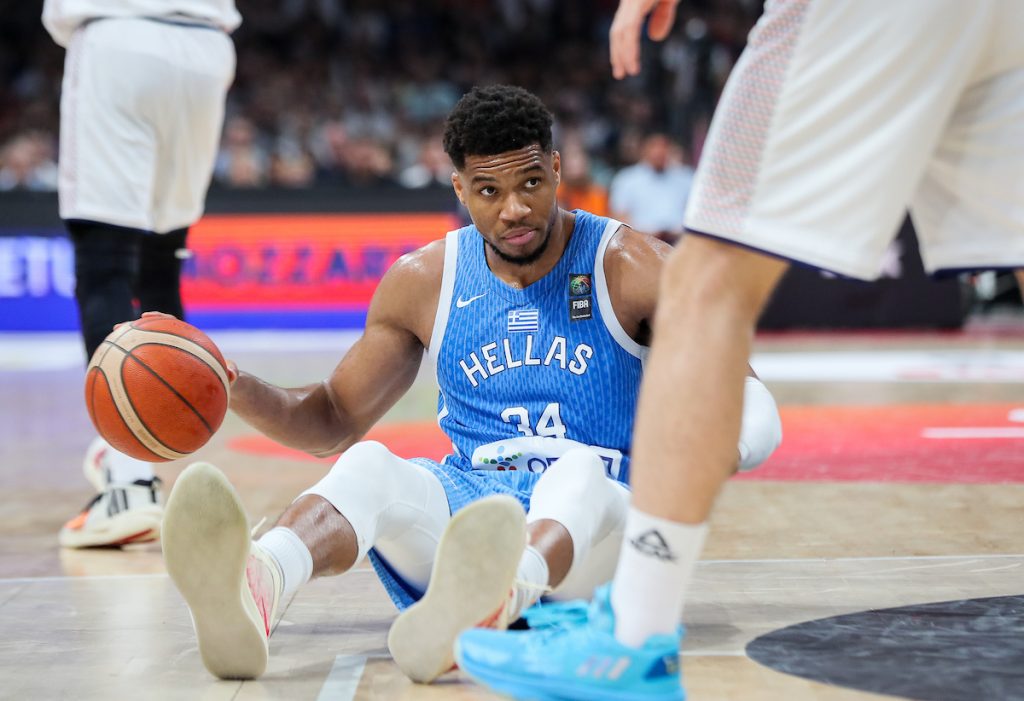 Skandal: Janis iz sve snage udario Larencakisa u glavu (VIDEO)