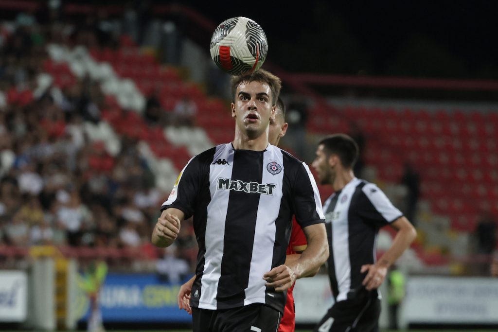 Partizan više nema zaostatak! Golman Hibsa „častio“ crno-bele, Milošević pogodio za 2:0 (VIDEO)