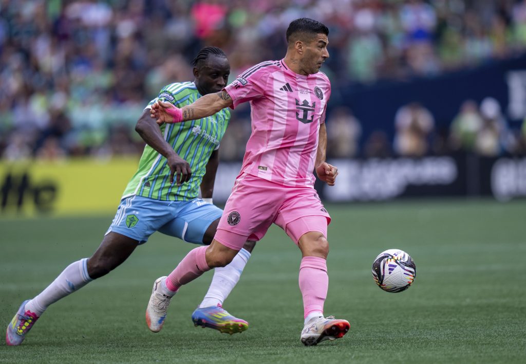 Dok je bio u naponu forme, ujedao je rivale! Pod stare dane počeo je da pljuje! Nova sramota Luisa Suareza (VIDEO)